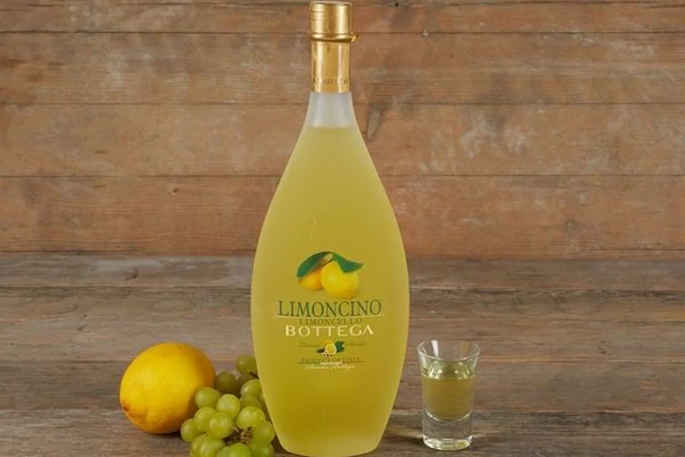 Limoncello Italien Et Citrons Frais Sur Un Fond En Bois Rustique